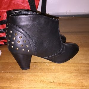 Bucco black booties ankle boots gold studs 7